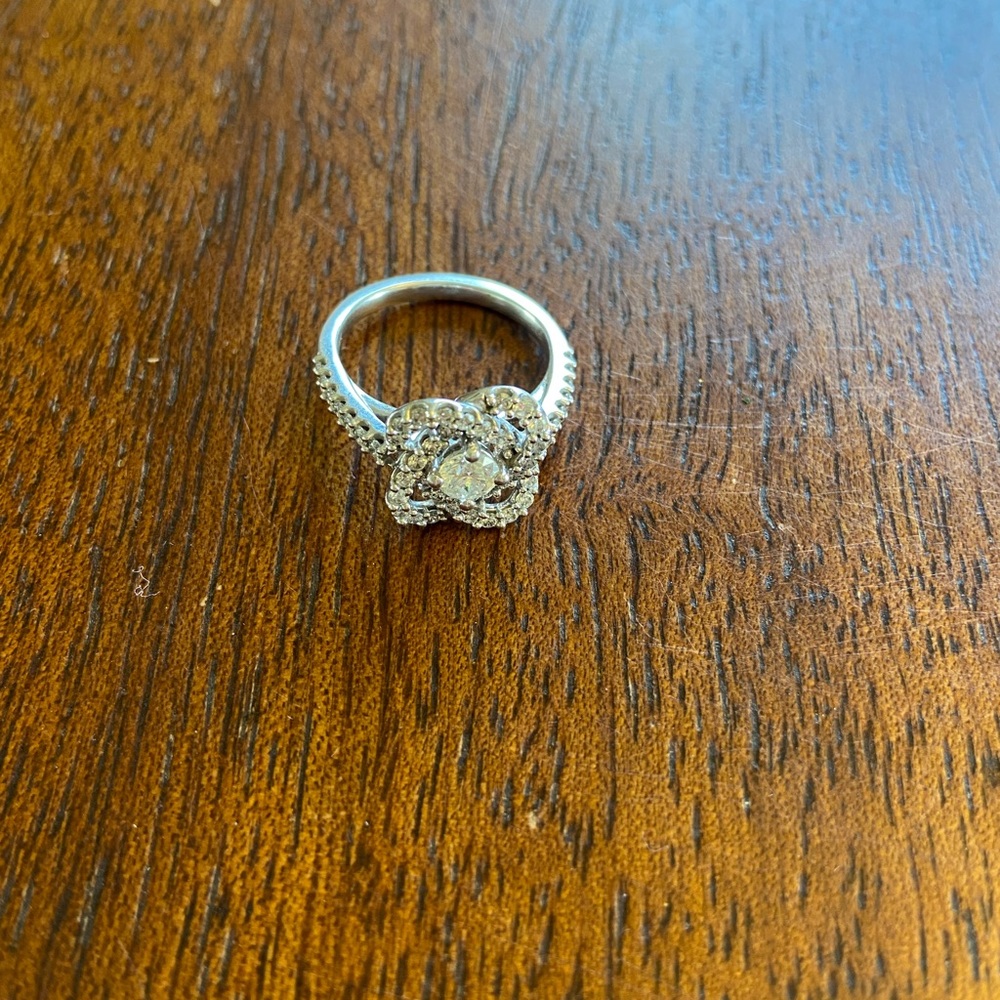 Center of Me Diamond Ring 💍 1ct tw 14k White Gold